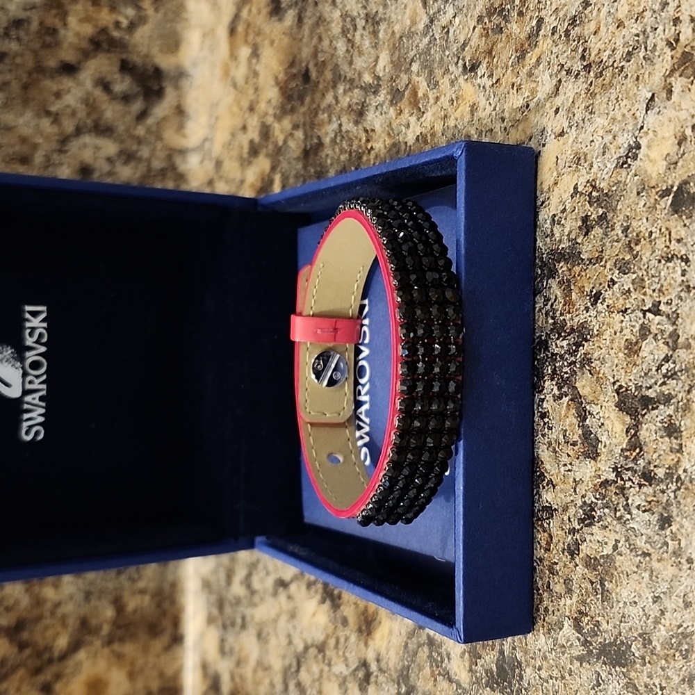 Swarovski fuchsia Bracelet vinyl Bracelet is expertly embellished,is glittering
